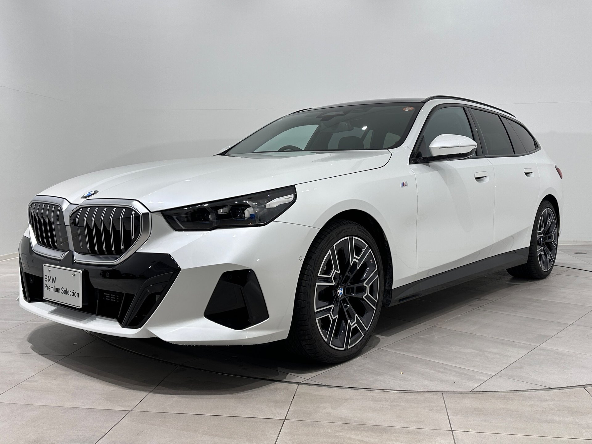 BMW 5 SERIES TOURING - View 1