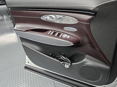 2022 Genesis GV70 — миниатюра 14