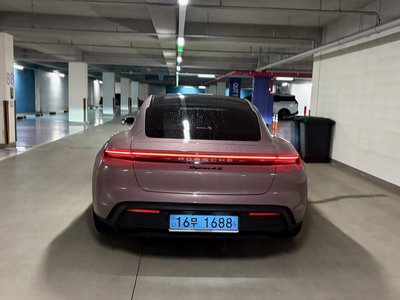 2025 Porsche TAYCAN photo 9