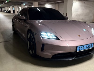 2025 Porsche TAYCAN thumbnail 11