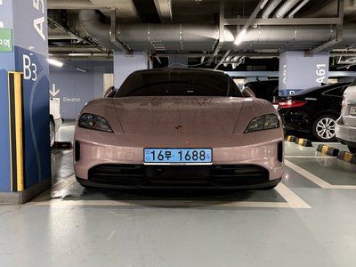 2025 Porsche TAYCAN photo 1
