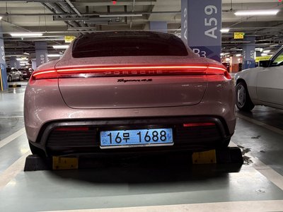 2025 Porsche TAYCAN photo 2