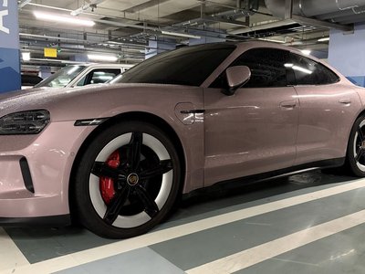 2025 Porsche TAYCAN photo 4