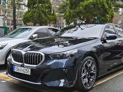 2026 BMW 5 SERIES — фото 1