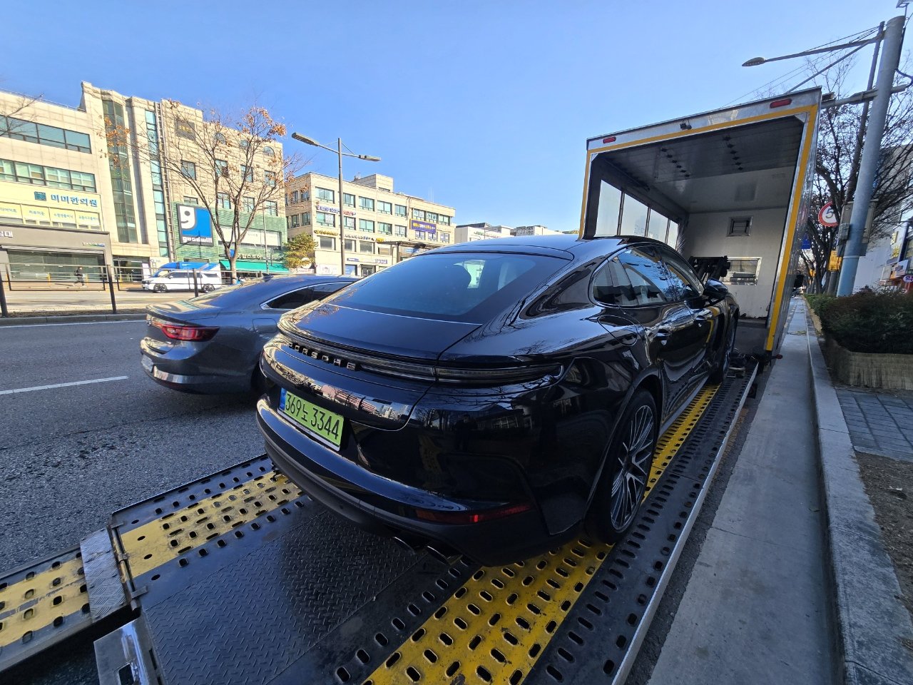 PORSCHE PANAMERA - View 1