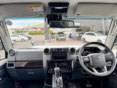 TOYOTA LAND CRUISER 70 - 9