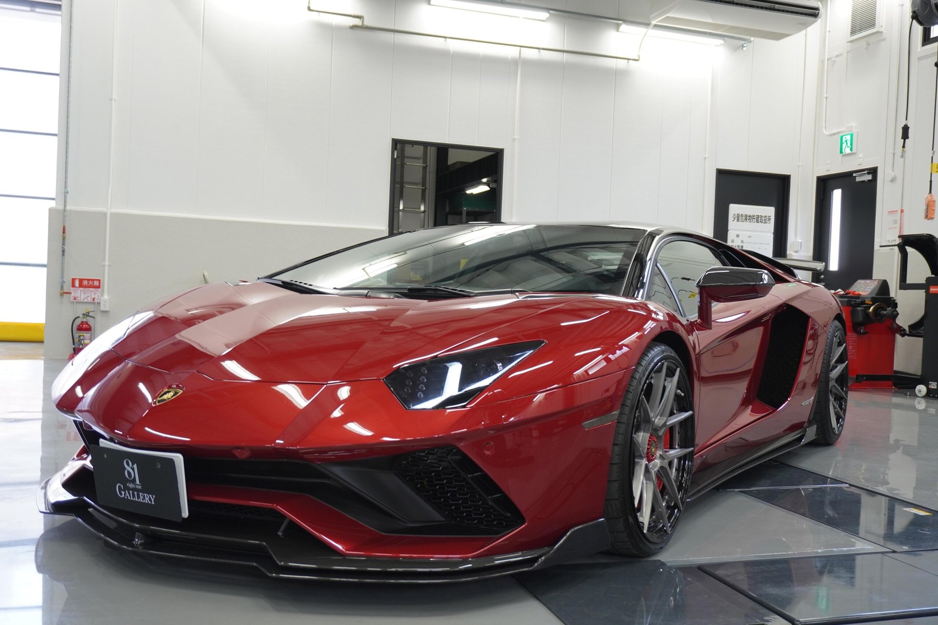 LAMBORGHINI AVENTADOR - View 1