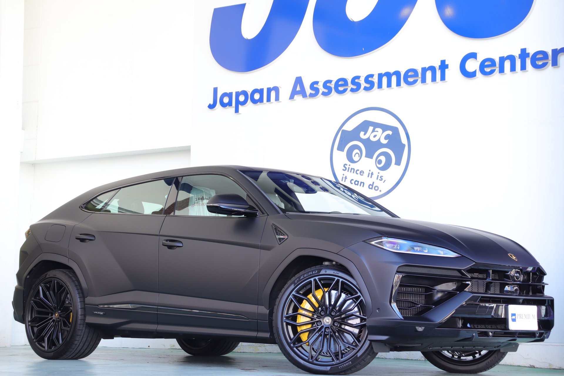 LAMBORGHINI URUS - View 1