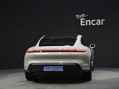 PORSCHE TAYCAN - 3