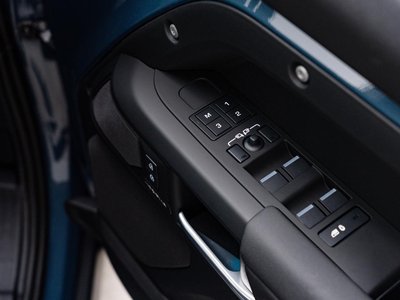 LAND ROVER DEFENDER - 6