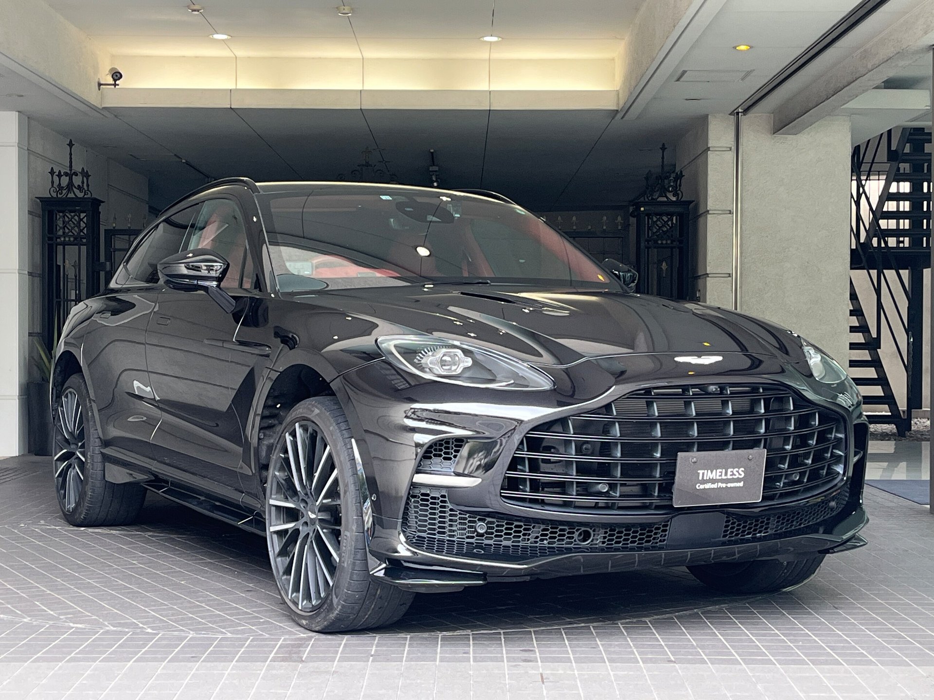 ASTON MARTIN DBX - View 1