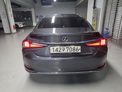 صورة 9 لـ 2023 Lexus ES
