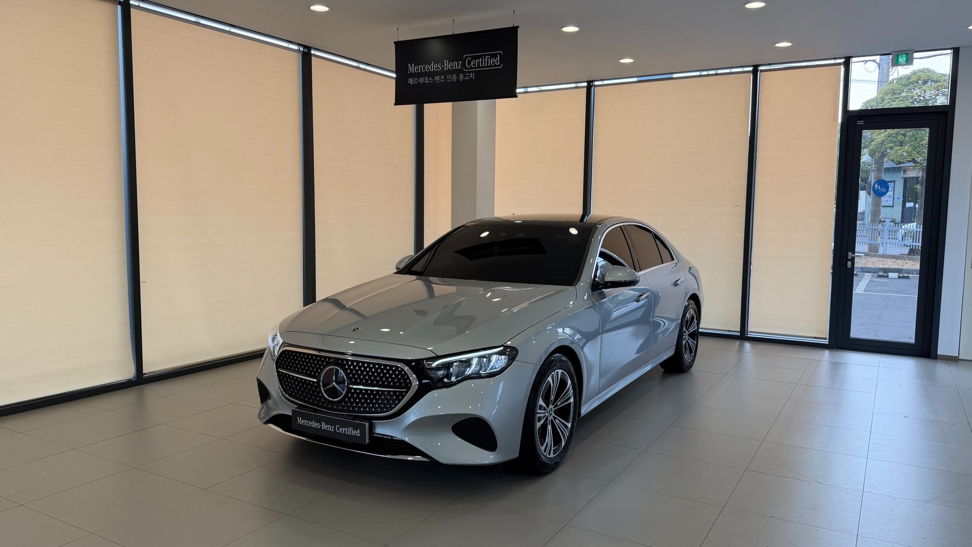 MERCEDES-BENZ E-CLASS - View 1