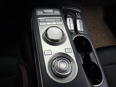 صورة 9 لـ 2022 Genesis GV70