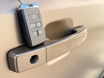 LAND ROVER DEFENDER - 10