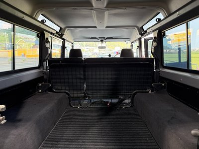 LAND ROVER DEFENDER - 10