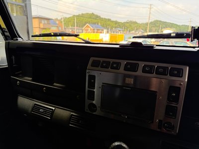 LAND ROVER DEFENDER - 9