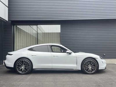 2022 Porsche TAYCAN photo 2