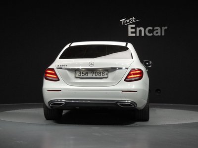 MERCEDES-BENZ E-CLASS - 4