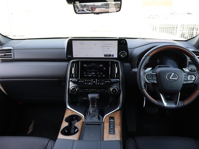 2025 Lexus LX thumbnail 32