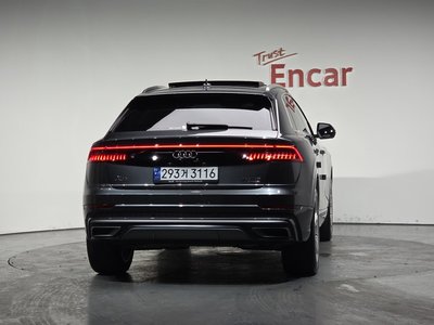AUDI Q8 - 4