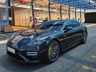 2021 Porsche PANAMERA photo 2