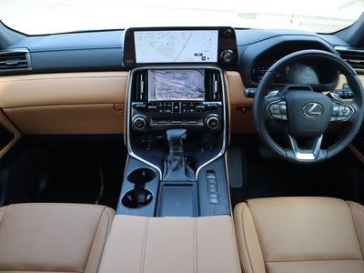 صورة 8 لـ 2025 Lexus LX