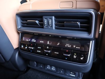 2025 Lexus LX — миниатюра 32