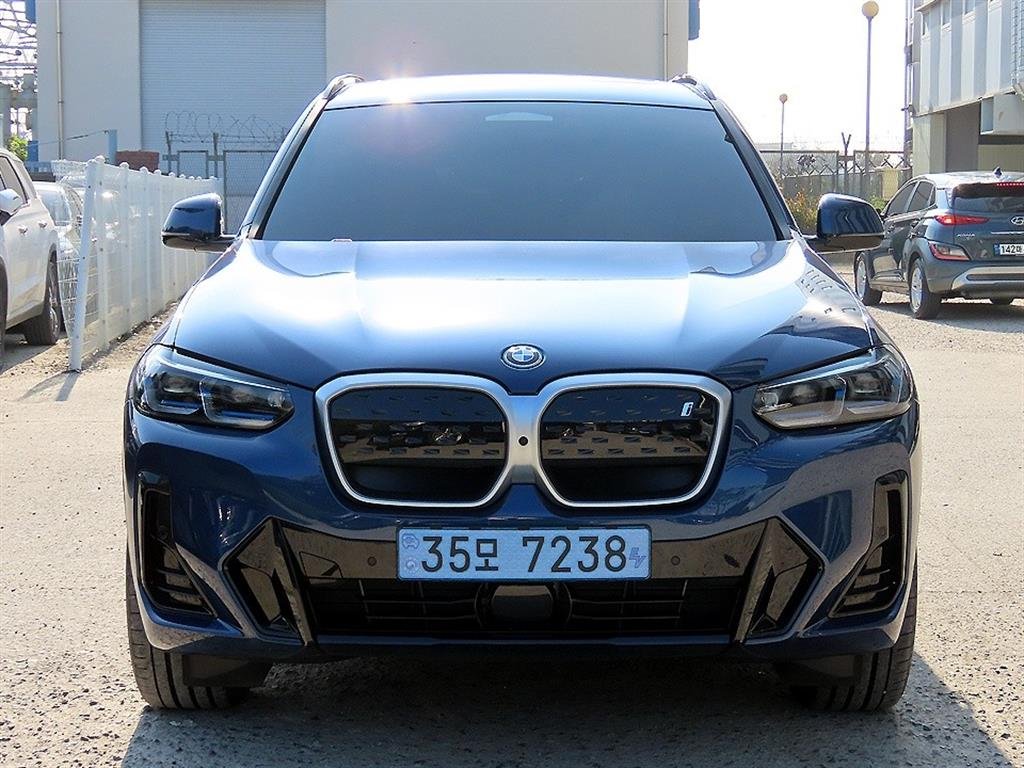 BMW IX3 - View 1