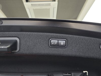 2018 Genesis G90 thumbnail 30