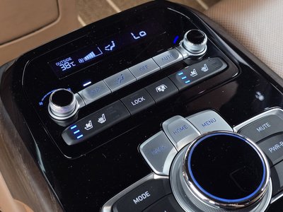 2018 Genesis G90 thumbnail 25