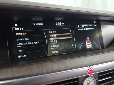 2018 Genesis G90 thumbnail 21