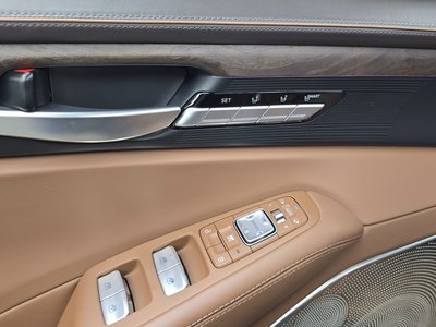 2018 Genesis G90 thumbnail 27
