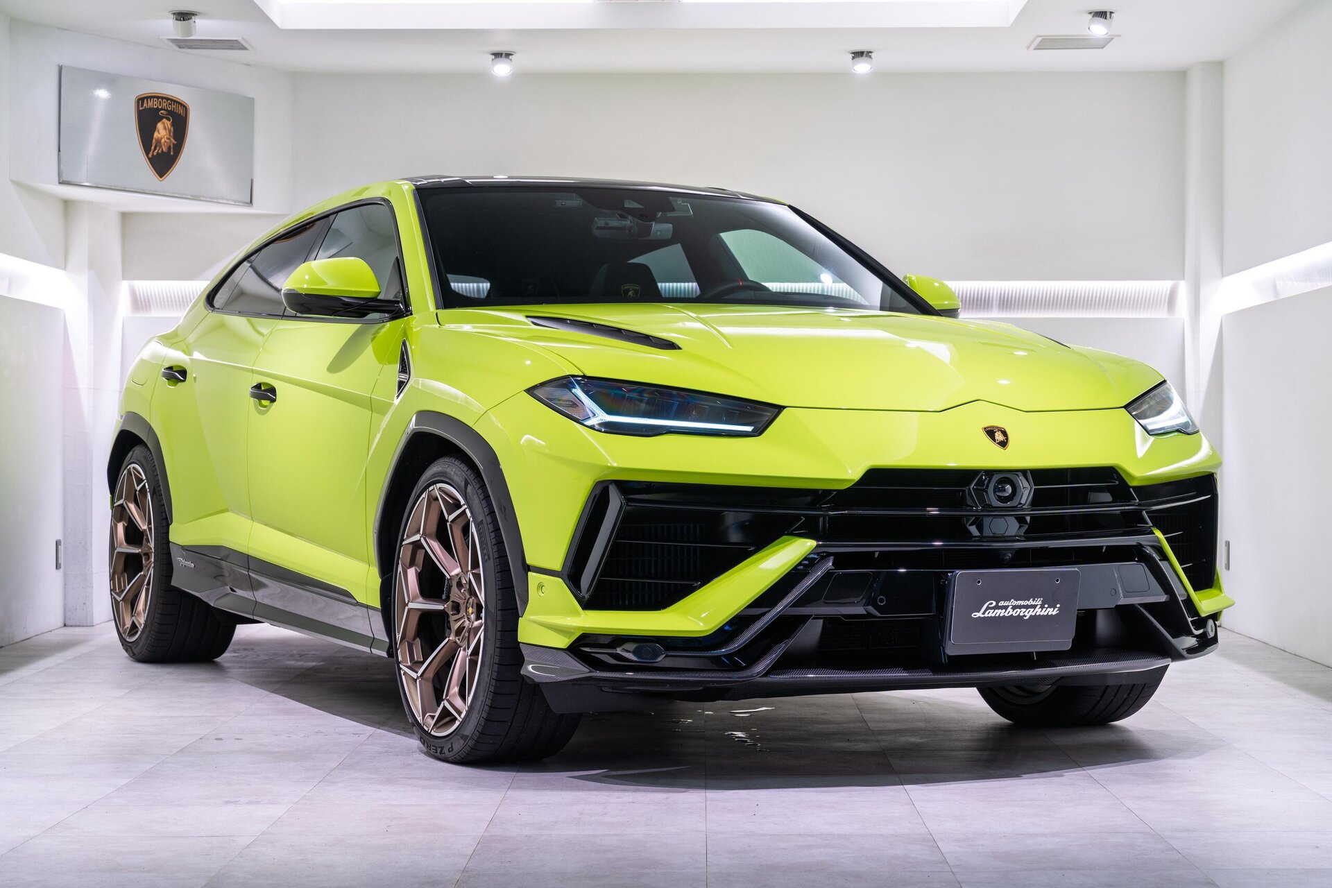 LAMBORGHINI URUS - View 1