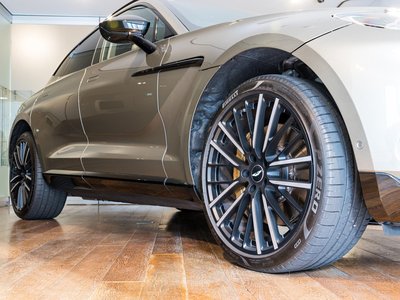 ASTON MARTIN DBX - 10