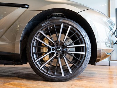 ASTON MARTIN DBX - 9