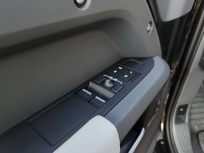 2025 LAND Rover DEFENDER — миниатюра 19