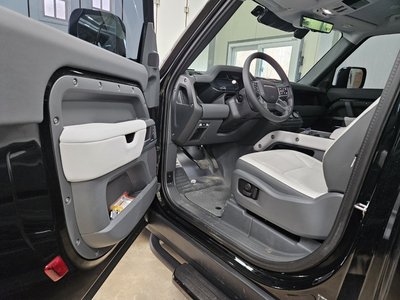 LAND ROVER DEFENDER - 9