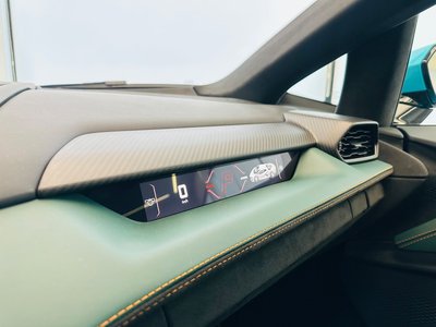 صورة 4 لـ 2025 Lamborghini REVUELTO