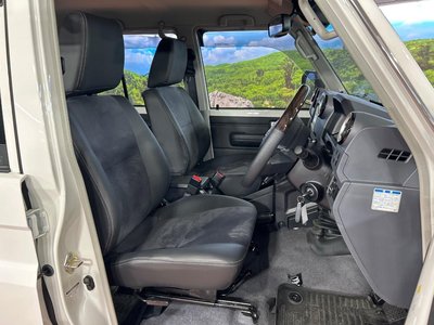 TOYOTA LAND CRUISER 70 - 8