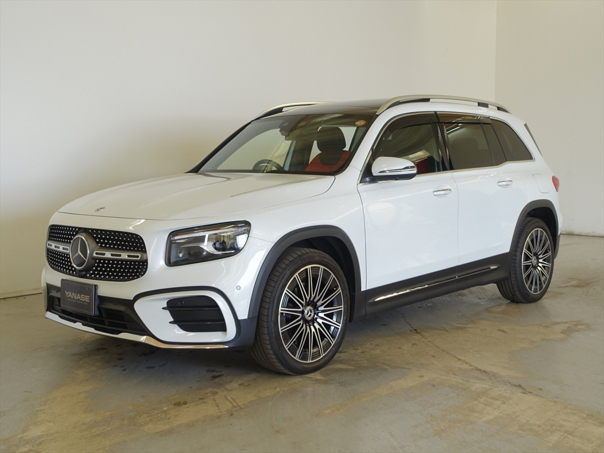 MERCEDES-BENZ GLB - View 1