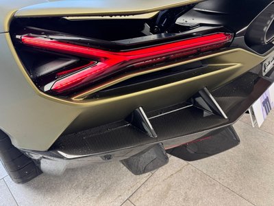 2024 Lamborghini REVUELTO thumbnail 32