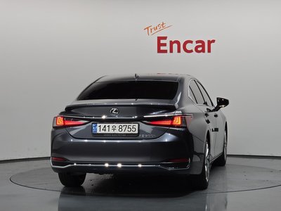 صورة 3 لـ 2024 Lexus ES