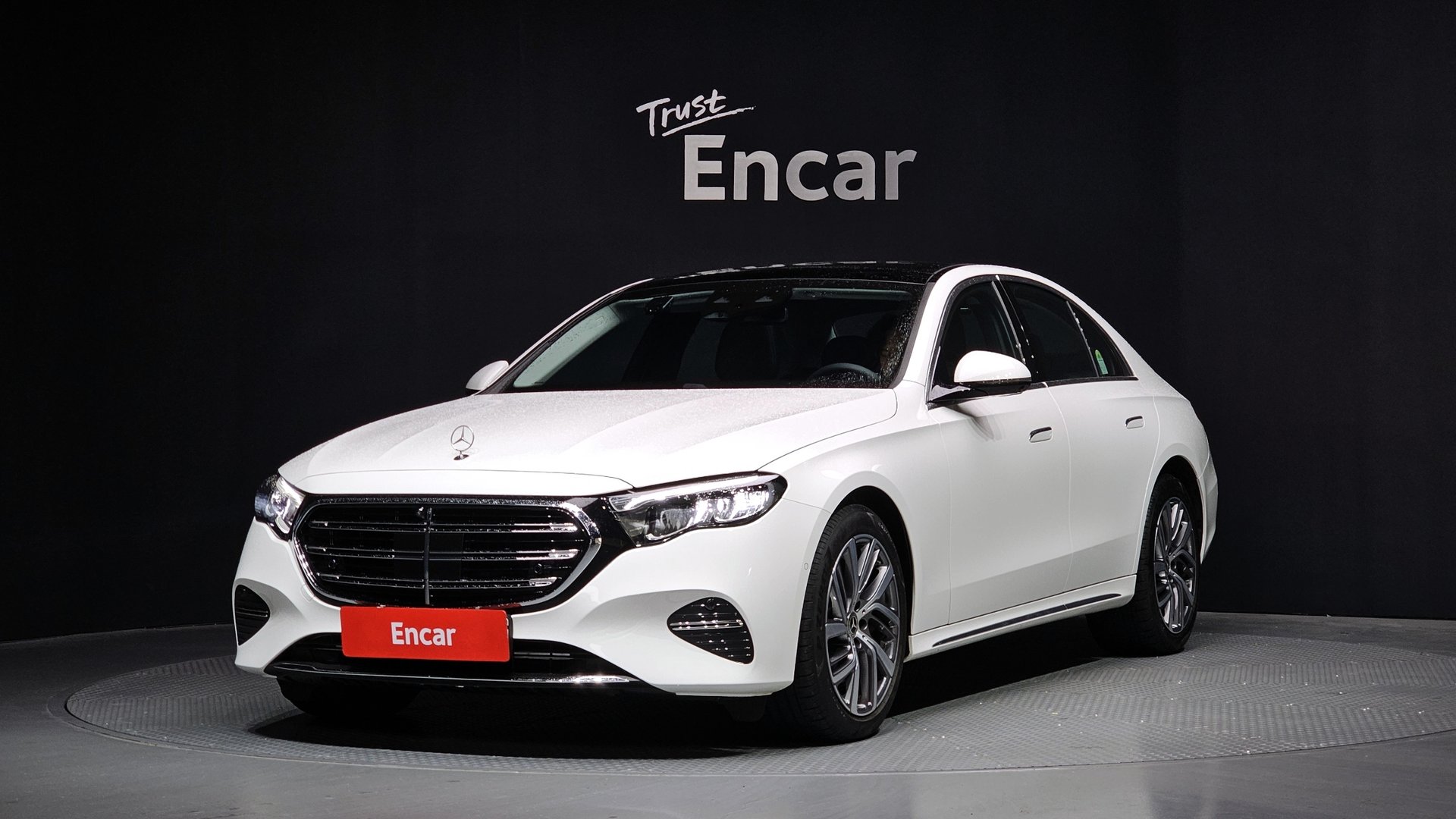 MERCEDES-BENZ E-CLASS - View 1