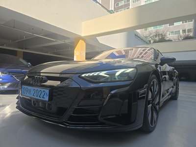 AUDI E-TRON GT - 8