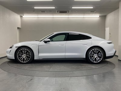 صورة 11 لـ 2021 Porsche TAYCAN