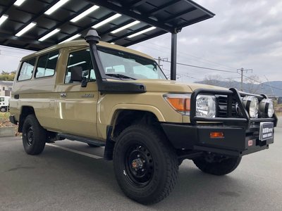 TOYOTA LAND CRUISER 70 - 8