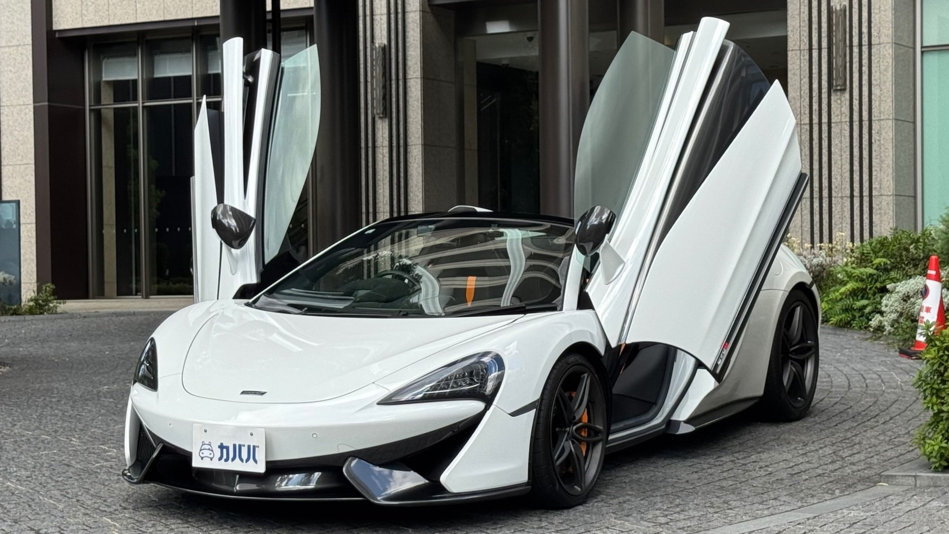 MCLAREN 570S SPIDER - View 1
