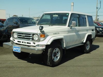 TOYOTA LAND CRUISER 70 - 1