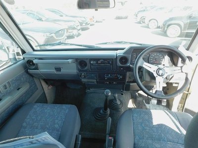 TOYOTA LAND CRUISER 70 - 7